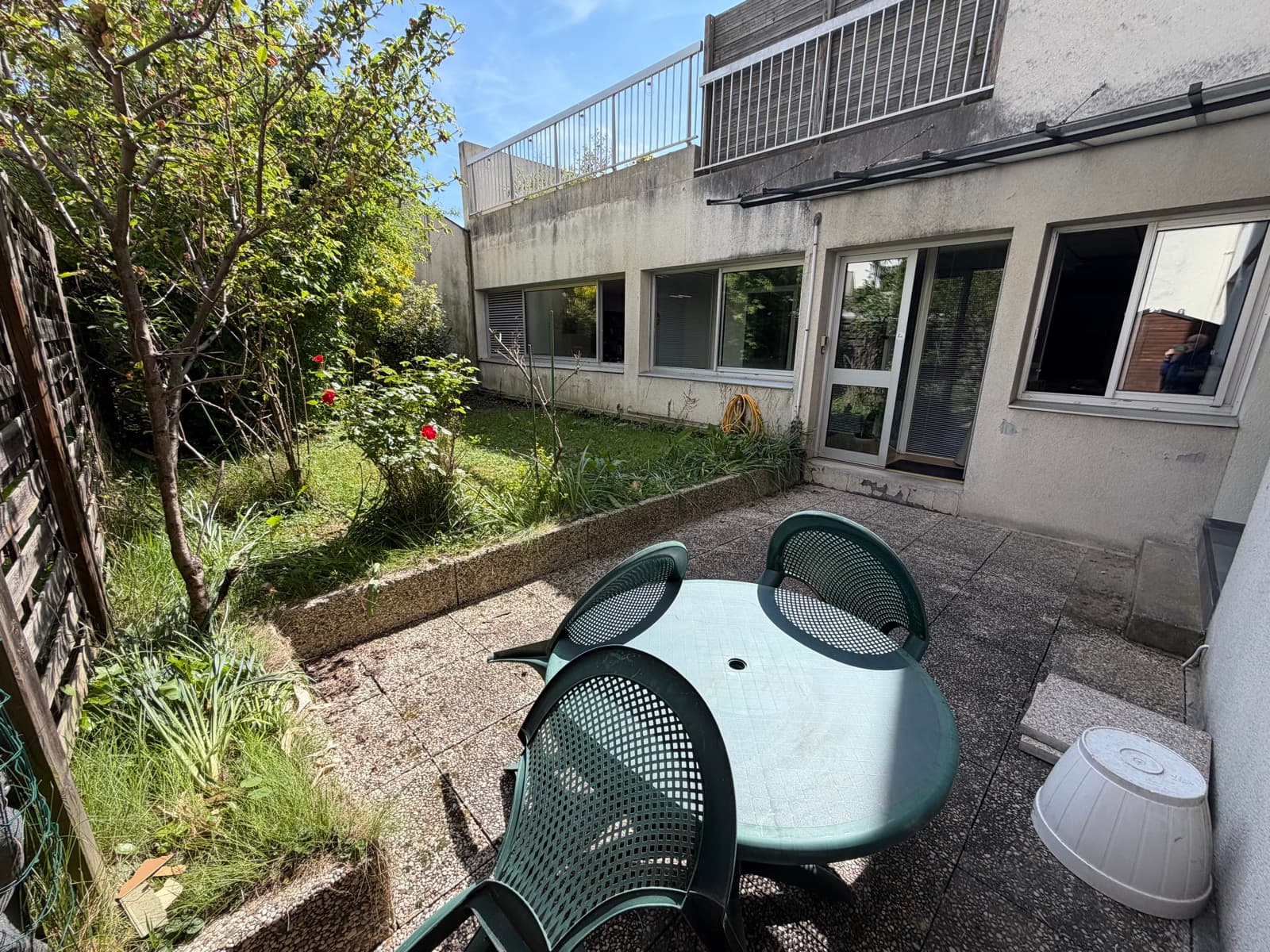 Vue sur le jardin arboré depuis le cabinet de Garches